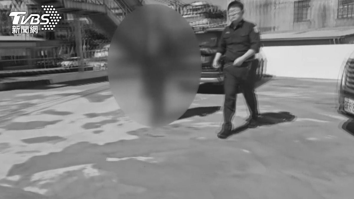 老翁擔心財物放在家中會被偷竊，所以選擇隨身攜帶。(圖／TVBS)