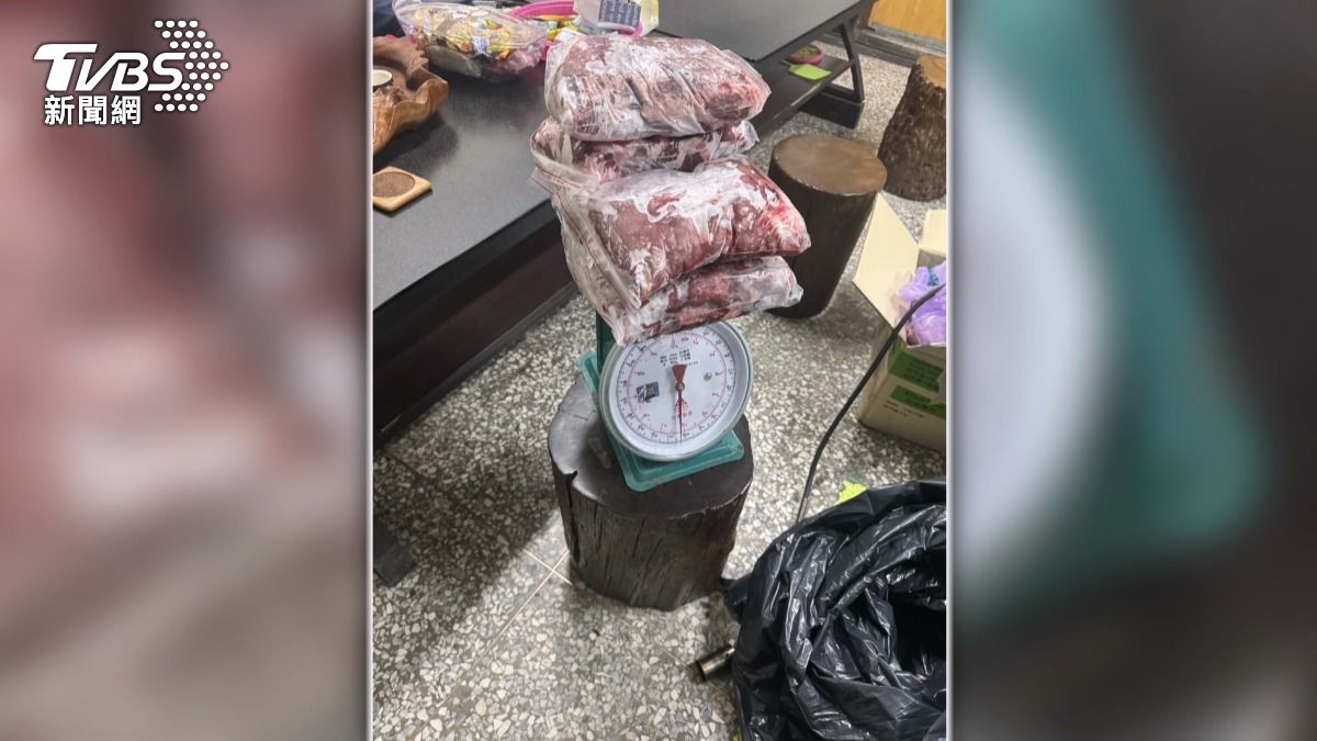 警方詢問肉品的來源時,該移工卻否認,堅稱這些是牛肉,而非狗肉。(圖/TVBS)