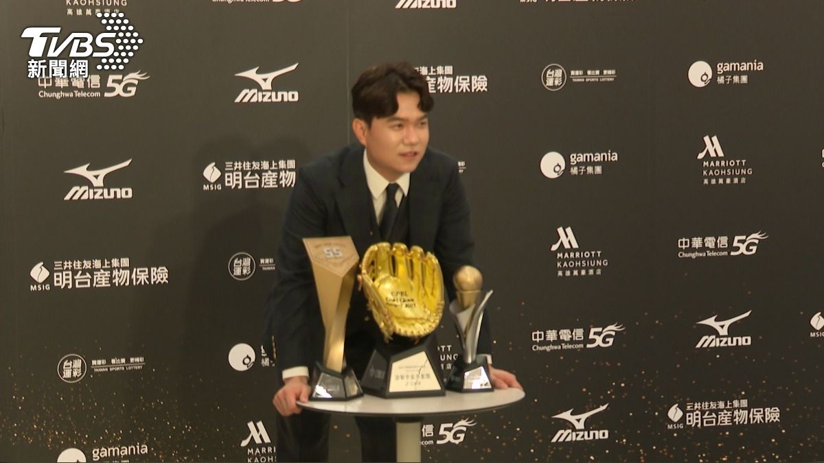 中信兄弟江坤宇,以精湛的守備獲得游擊手金手套,也是中職史上達成六連霸的內野手。(圖/TVBS)