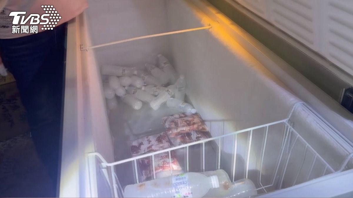 移工住處的冰箱中發現疑似保育類水鹿被支解後的遺骸。(圖/TVBS)