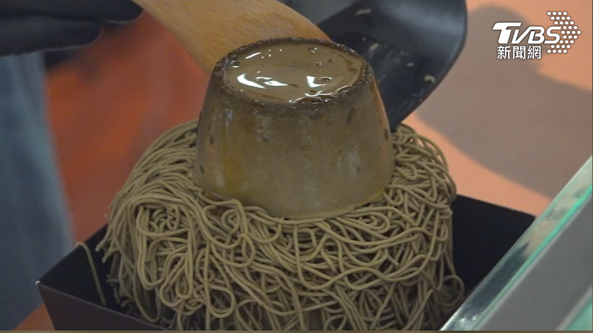 培茶布丁蒙布朗生乳,外觀超吸睛。(圖/TVBS)