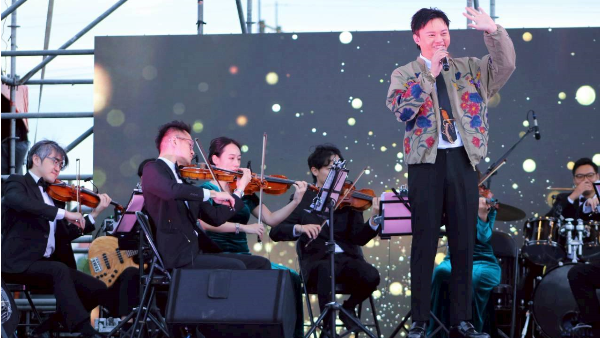 ▲11月1日開幕日邀請許富凱及長榮交響樂團搭配,演唱鳳飛飛金曲,開幕當日就湧入超過10萬人。(圖片來源:桃園市政府)