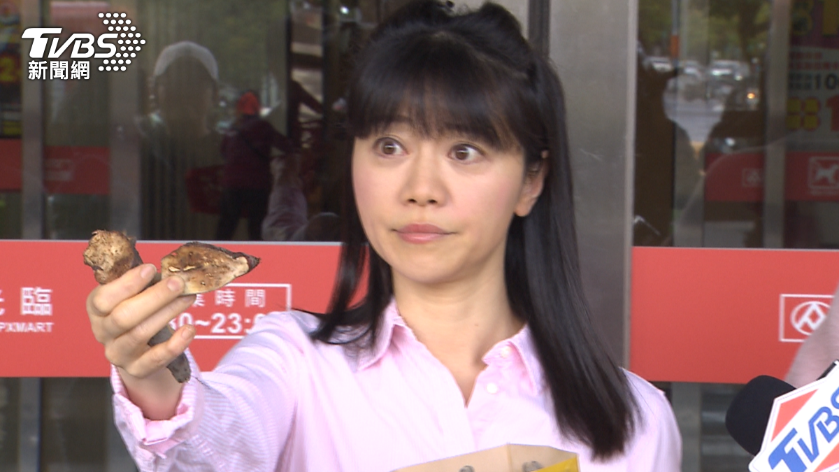 前立委高嘉瑜秀出自己買到爛掉的地瓜。(圖/TVBS)
