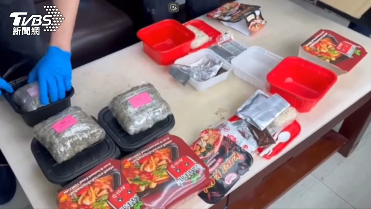 這些毒品包裹以國際快捷方式寄送，偽裝成泡麵、汽車模型等日常生活用品。（圖／TVBS）