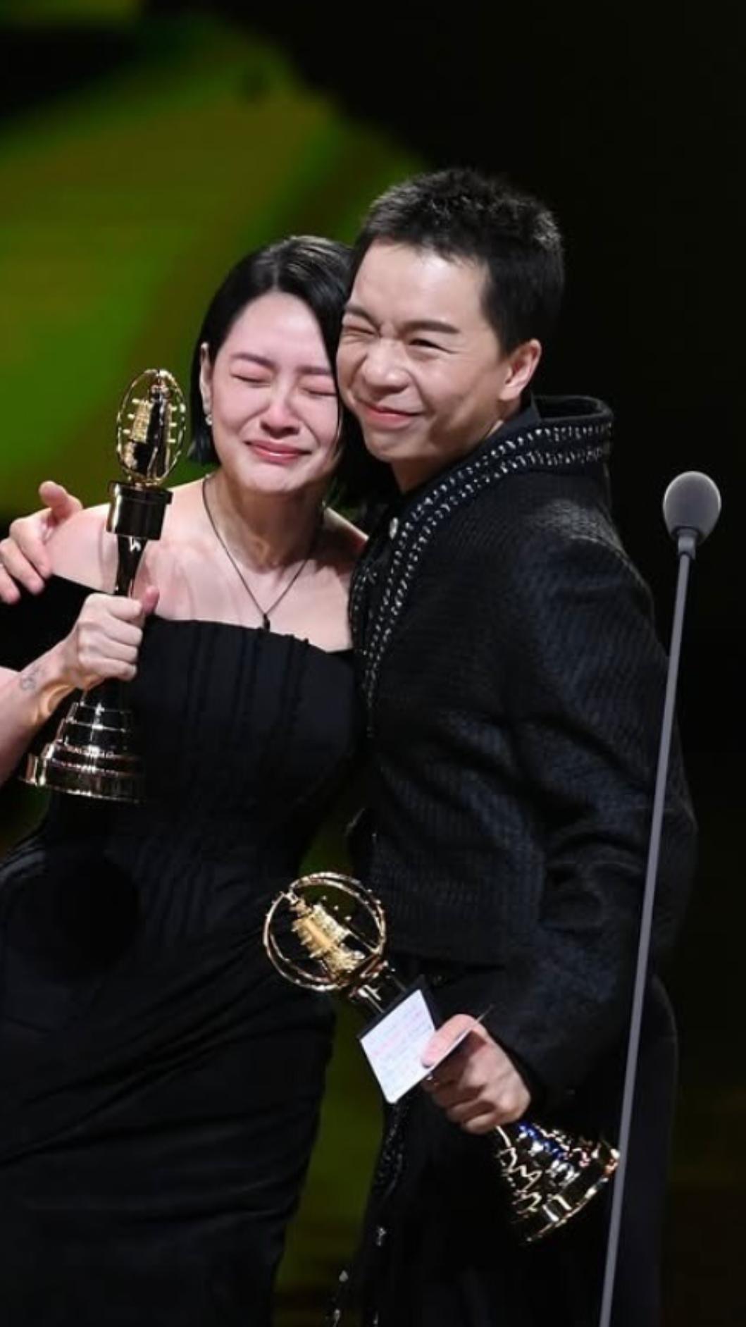 小S與派翠克以《小姐不熙娣》奪下金鐘獎「最佳綜藝節目主持人獎」。(圖/翻攝自IG@patrickliu0721)