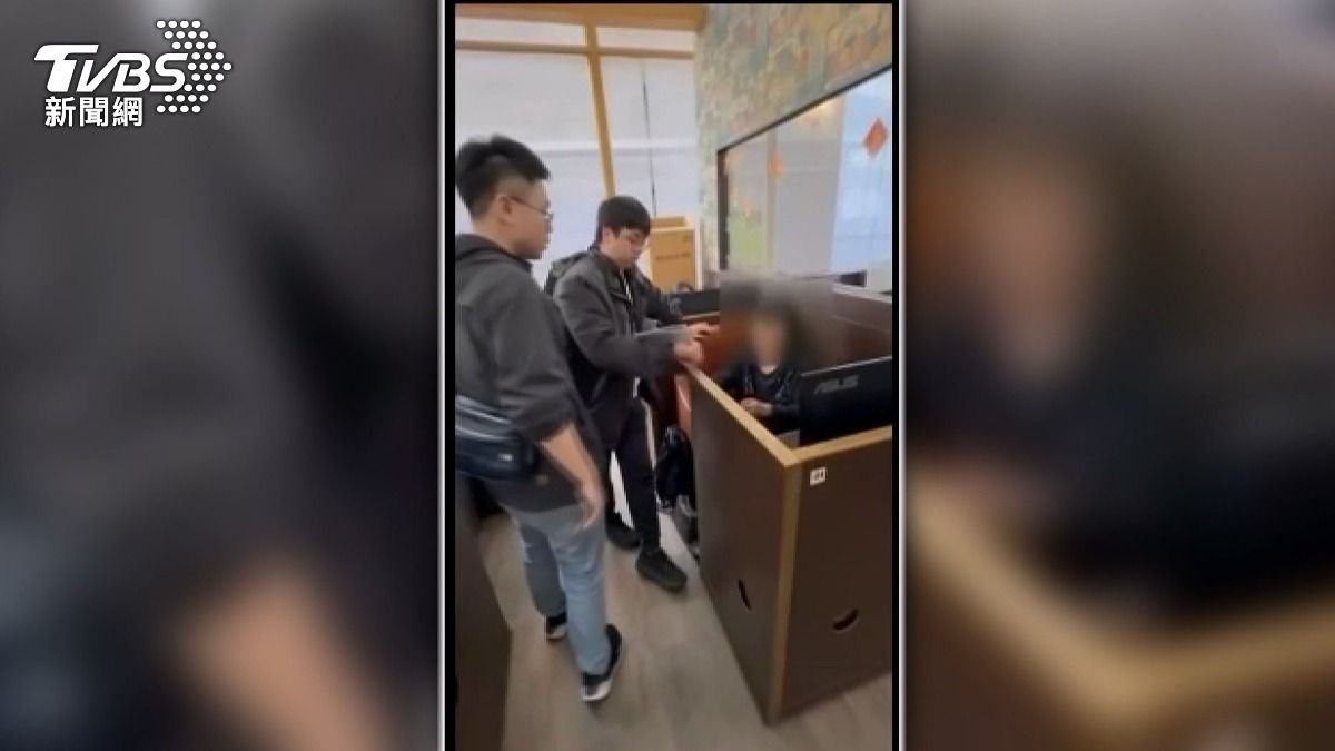 警方迅速展開調查，最終在桃園市的一家網咖內逮捕了25歲的張姓詐欺車手。(圖／TVBS)