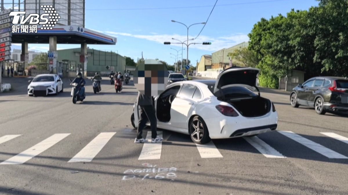 騎士雖戴著全罩式安全帽，躺在地上，但意識仍然清醒。(圖／TVBS)