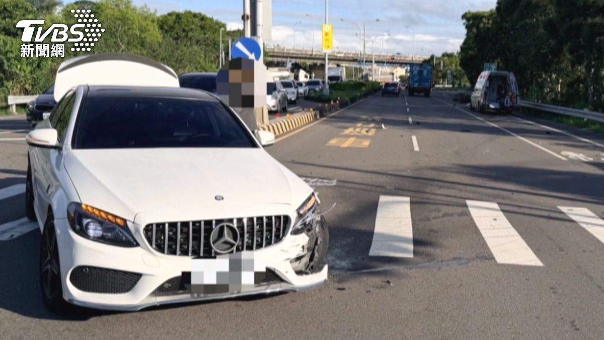 白色賓士車才從待轉區起步，而黑色重機卻無視號誌。(圖／TVBS)