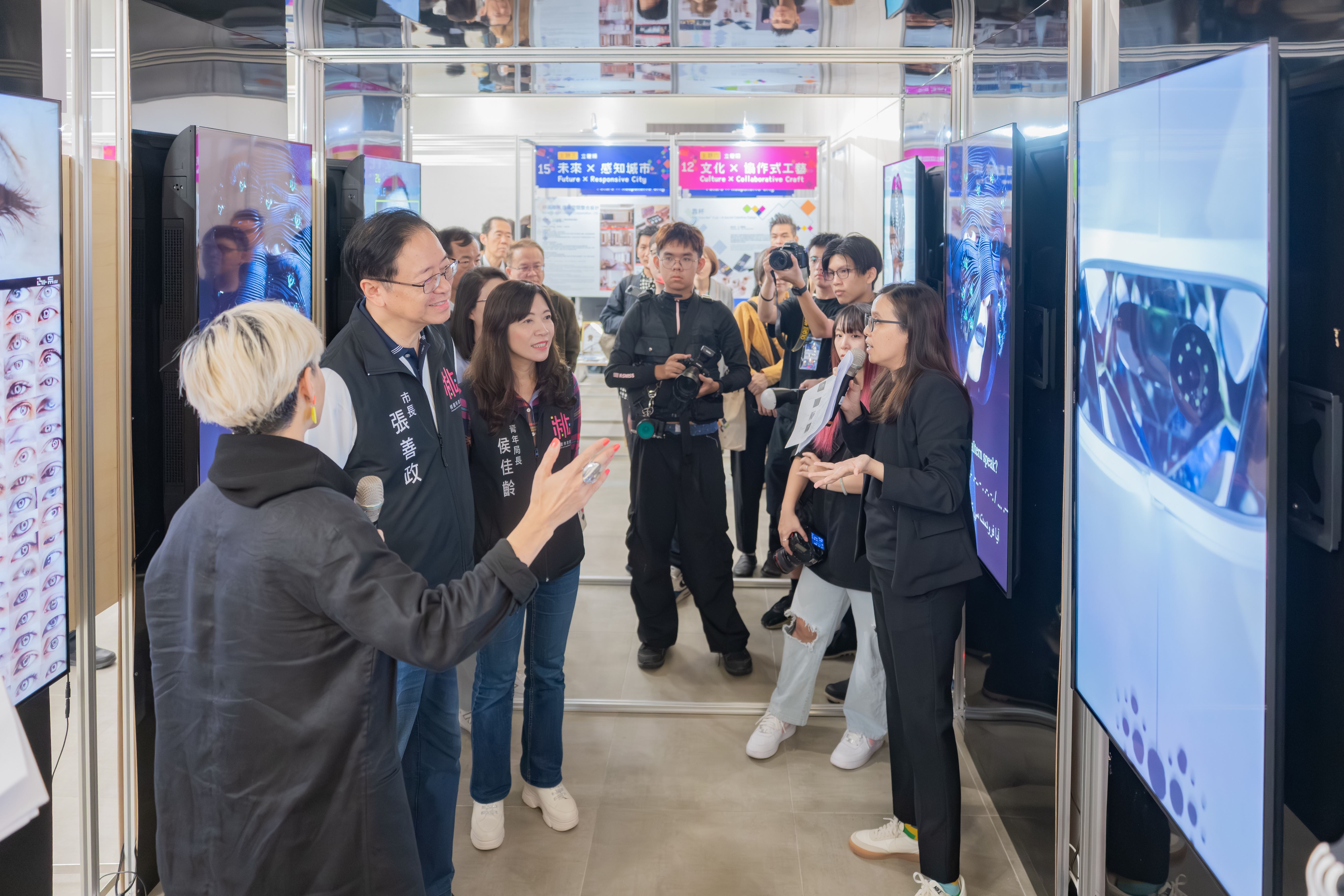 ▲張善政式長進行展場巡禮。(圖片來源:桃園市政府)