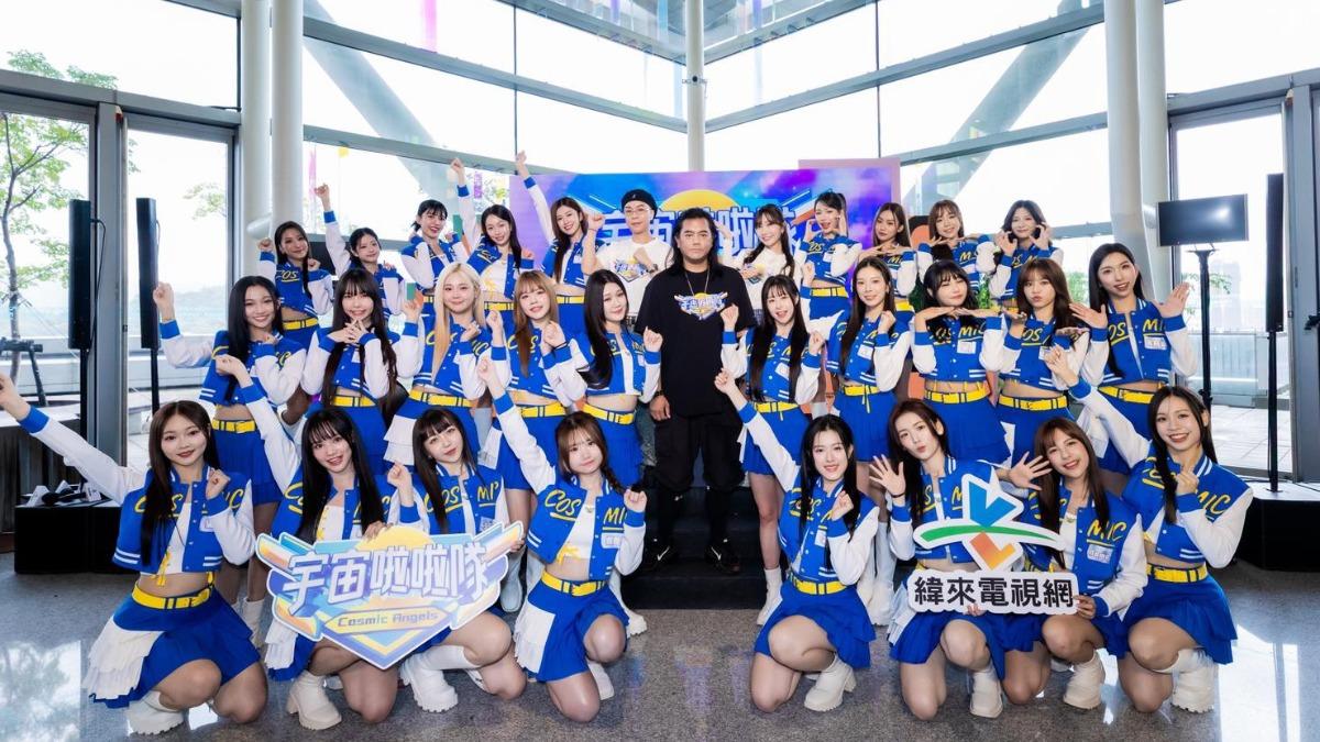 節目製作人B2率領女孩出席記者會。(圖/緯來電視網提供)