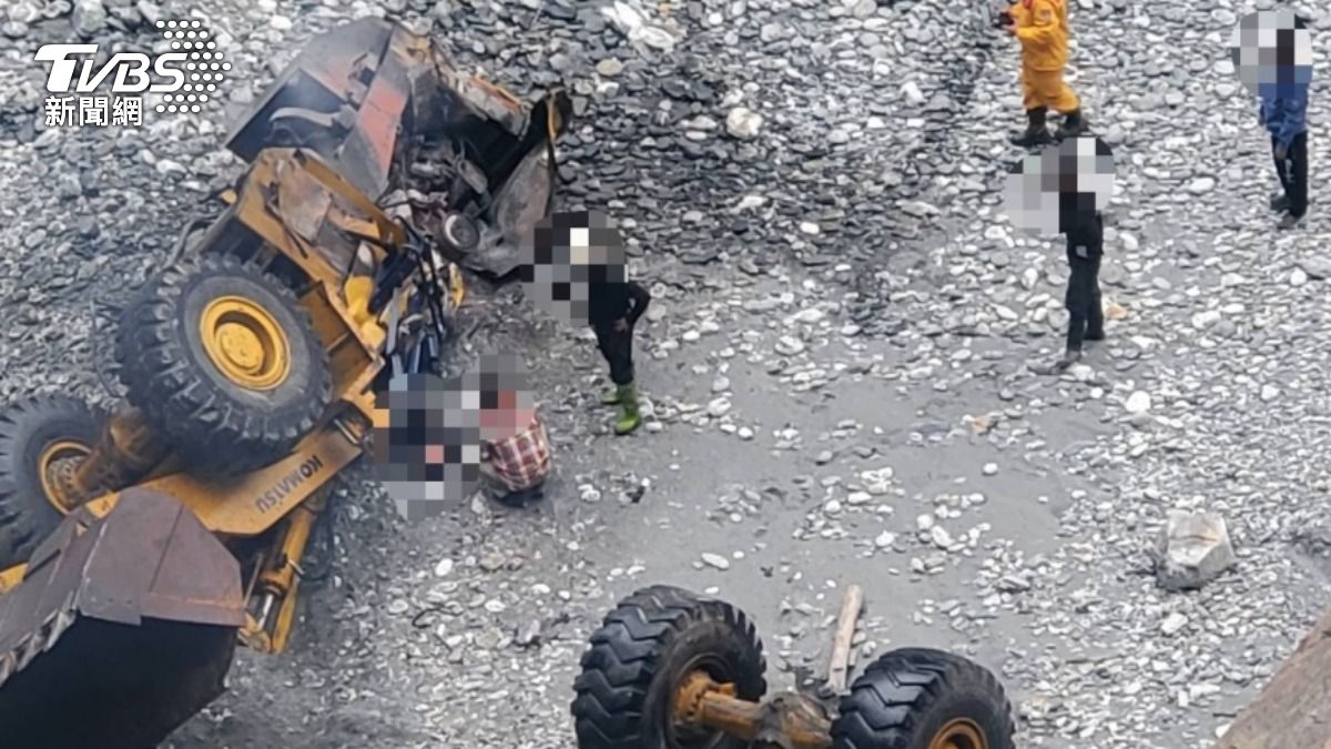 中橫天祥路段爆意外!工程車擦撞山壁摔溪谷起火 駕駛身亡
