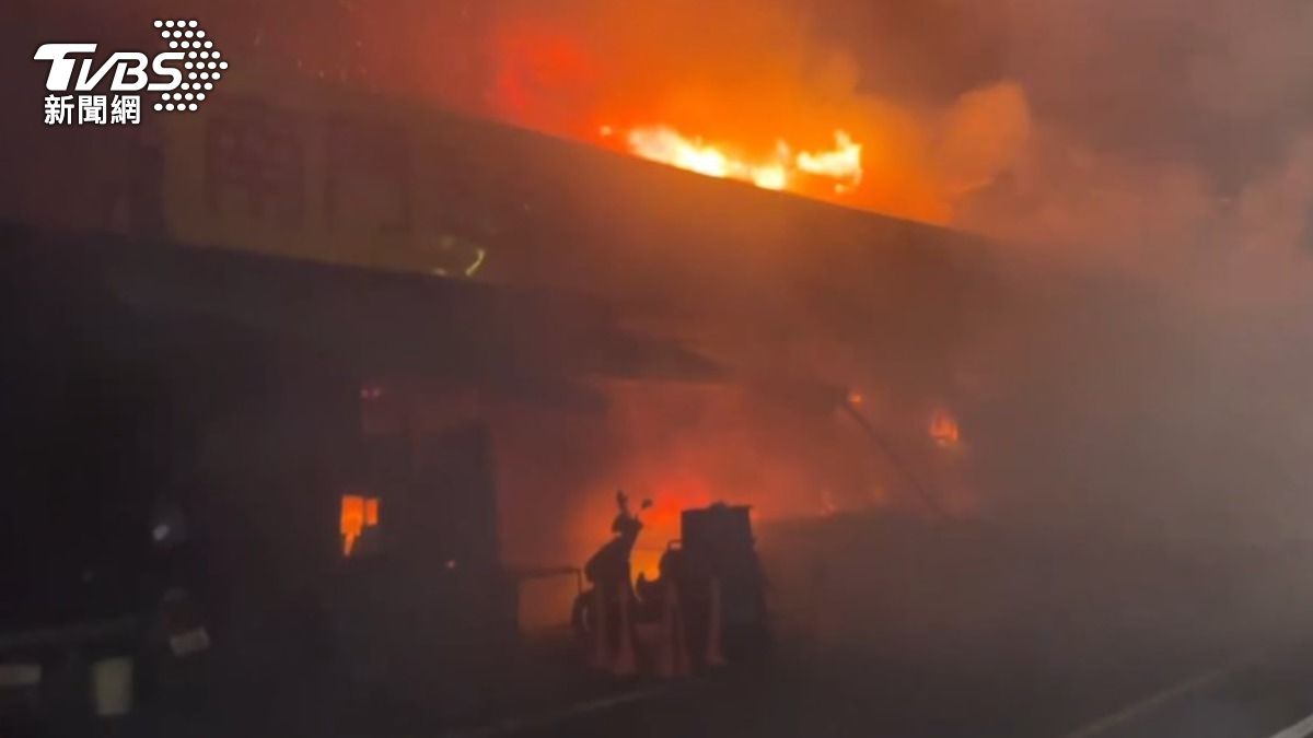 快訊/桃園南門市場大火!火舌狂竄「爆炸聲頻傳」 79警消急搶救