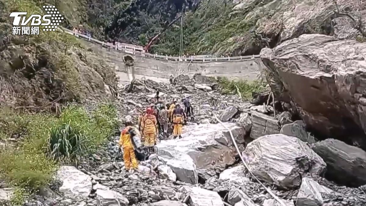 消防人員使用擔架將遺體運送至可吊掛位置。(圖/TVBS)