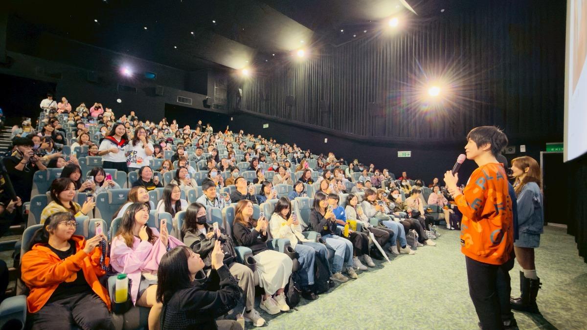 有映後觀眾講述女兒生產時的危險過程,令阿信感動不已。(圖/壹壹喜喜提供)