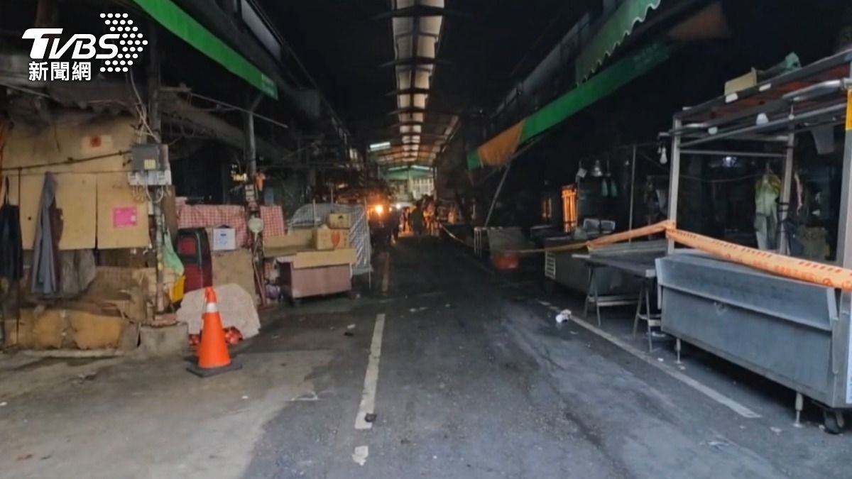 南門市場起猛烈火勢，許多攤販遭燒毀。（圖／TVBS）