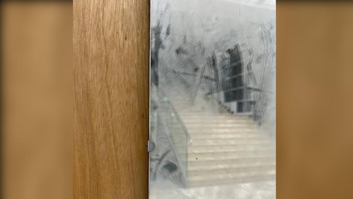 以為特展藝術品有髒汙!志工拿衛生紙一擦毀了 基隆文觀局致歉