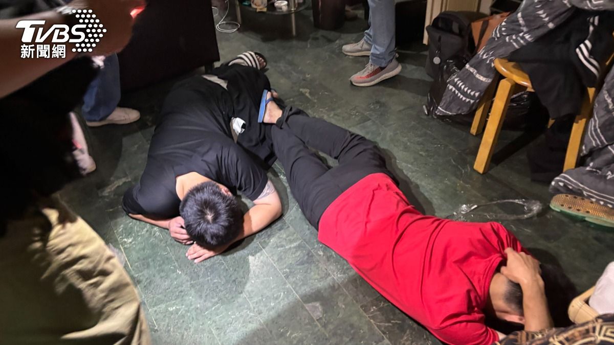 警方在毒品據點逮捕7名嫌犯。(圖/TVBS)