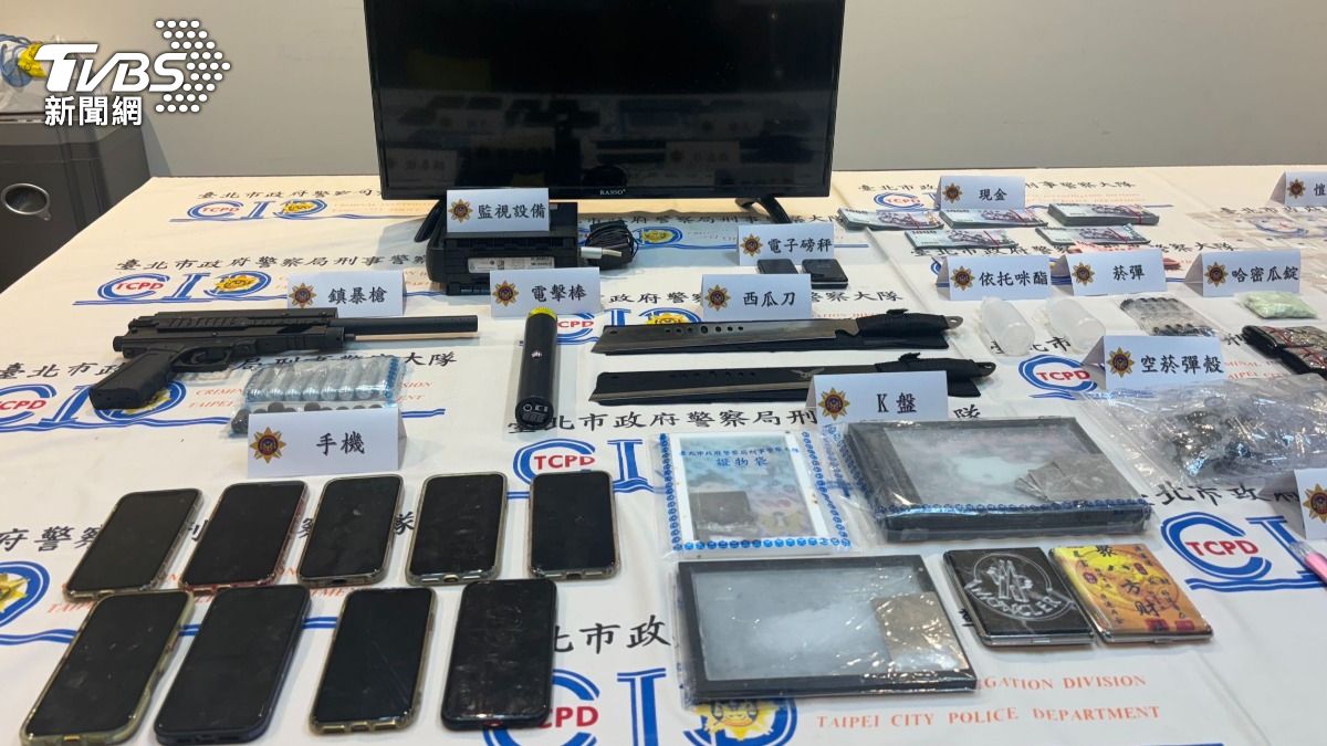 警方查獲毒品、槍枝等證物。(圖/TVBS)