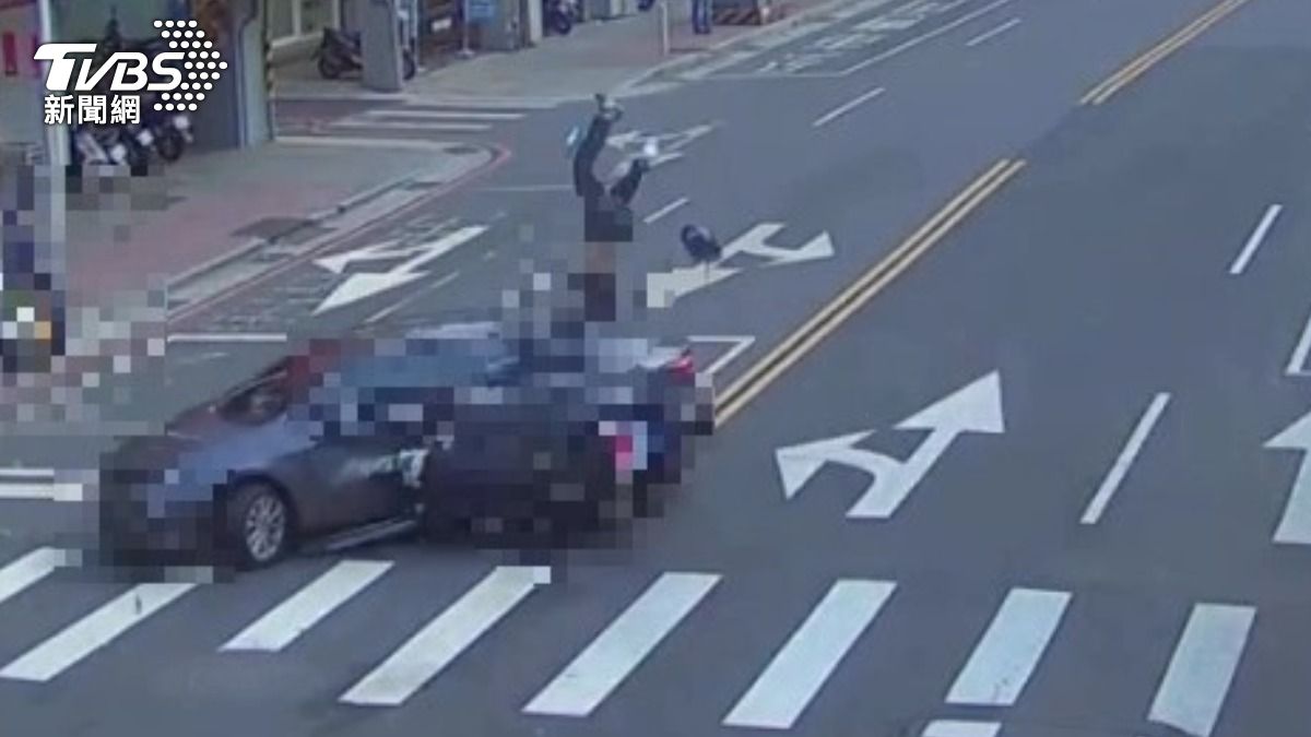 新北三重轎車違規迴轉 害騎士撞飛空翻2人傷