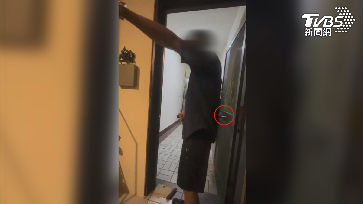 一名男子跟同居人吵架，沒想到直接拿出長刀揮舞，員警到場時他情緒激動，還挑釁的把刀插在門板上（圖／翻攝社會事影音）