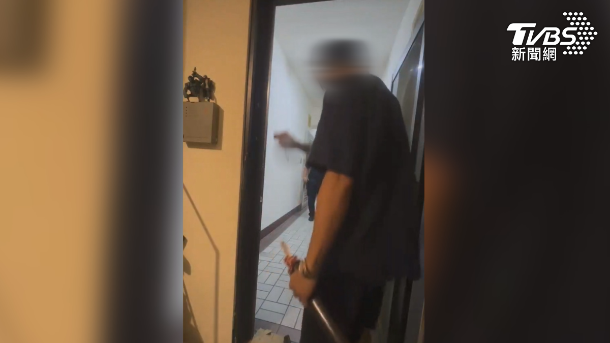 一看到警察，男子瞬間暴走，不讓員警靠近他半步，但男子手上拿著長刀不斷揮舞（圖／翻攝社會事影音）