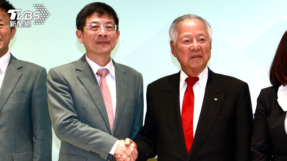 玉山金控（2884）與三商美邦人壽（2867）5日晚間正式宣布「聯姻」，圖（左而右）玉山金控董事長黃男州與三商美邦人壽董事長翁肇喜。（圖／華子琛攝）