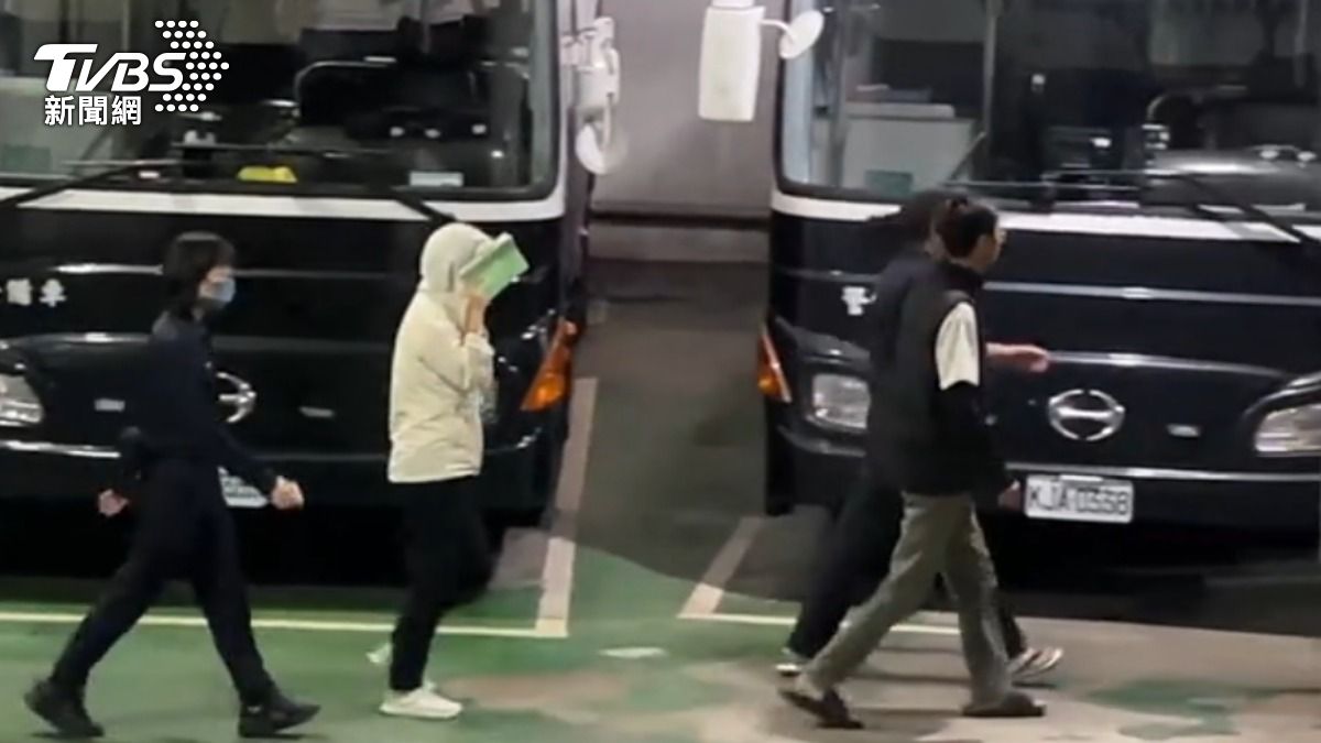 天旭人資長辜淑雯羈押禁見,被法警帶上囚車。(圖/TVBS)
