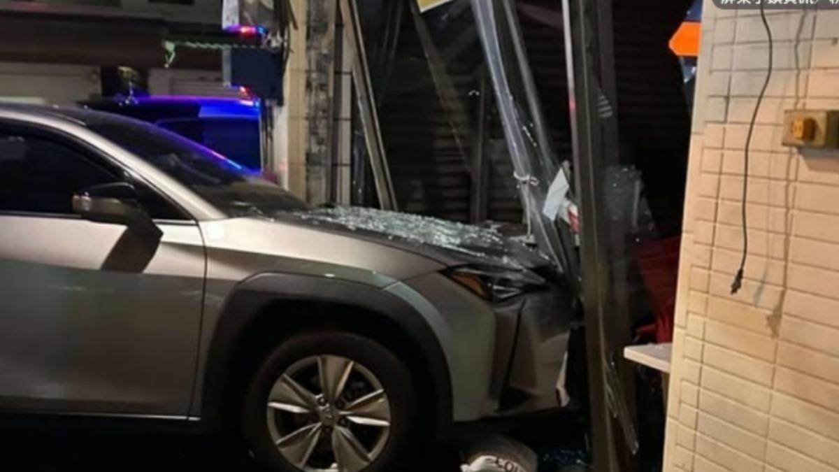 有片/恍神瞬間曝...屏東小客車衝破早餐店!行人與死神擦肩