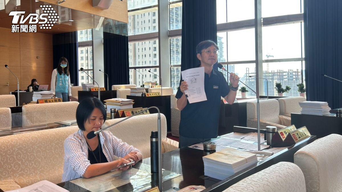 民進黨台中市議員江肇國質疑專案報告內容。(圖/林冠丞攝)