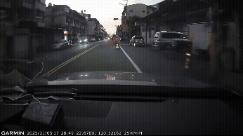 自小客車駕駛疑似恍神,整輛車朝右偏撞進早餐店。(圖/TVBS)
