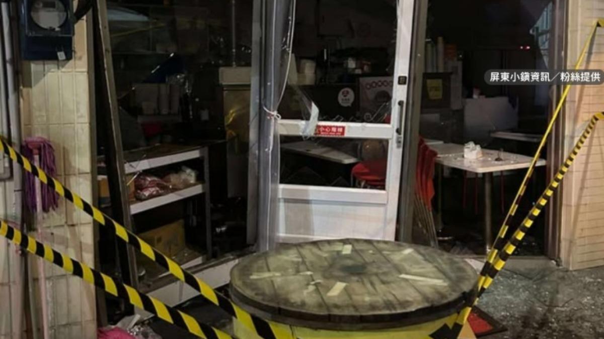 自小客整輛撞進早餐店,造成店面毀損。(圖/屏東小鎮資訊提供)