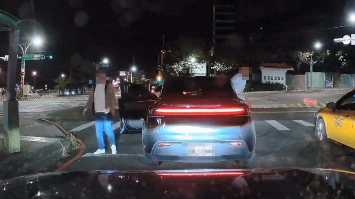 多元計程車司機按喇叭,引發糾紛,指控2名男子強拉車門。 (圖/翻攝爆料公社公開版)