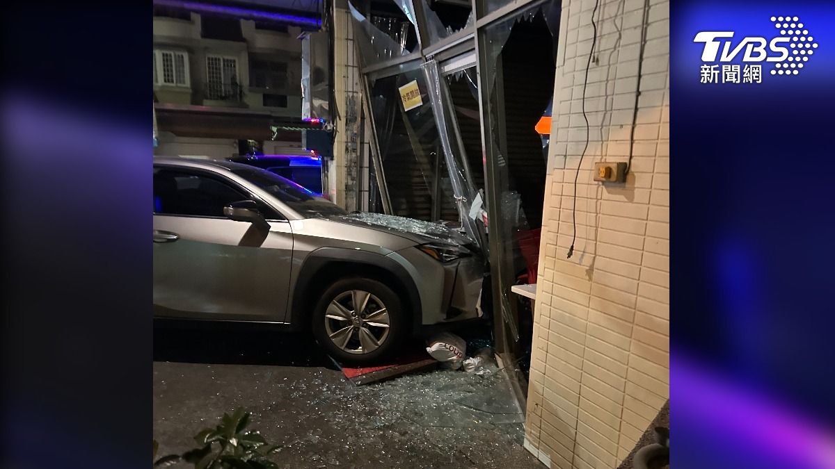 有駕駛開車衝撞早餐店，把店家大門都撞破，竟然是卡痰導致一直咳嗽，最後撞進早餐店（圖／TVBS）