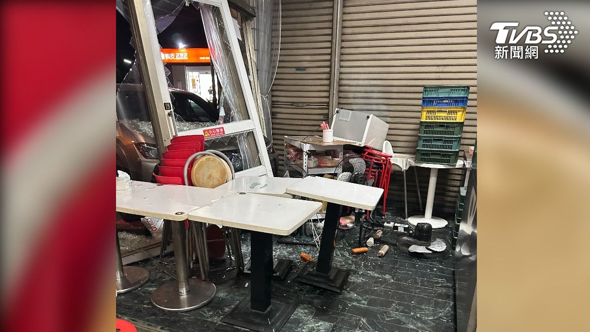 濃痰卡住喉嚨咳不出來，過程中又誤踩了油門，才會衝撞旁邊的早餐店（圖／TVBS）