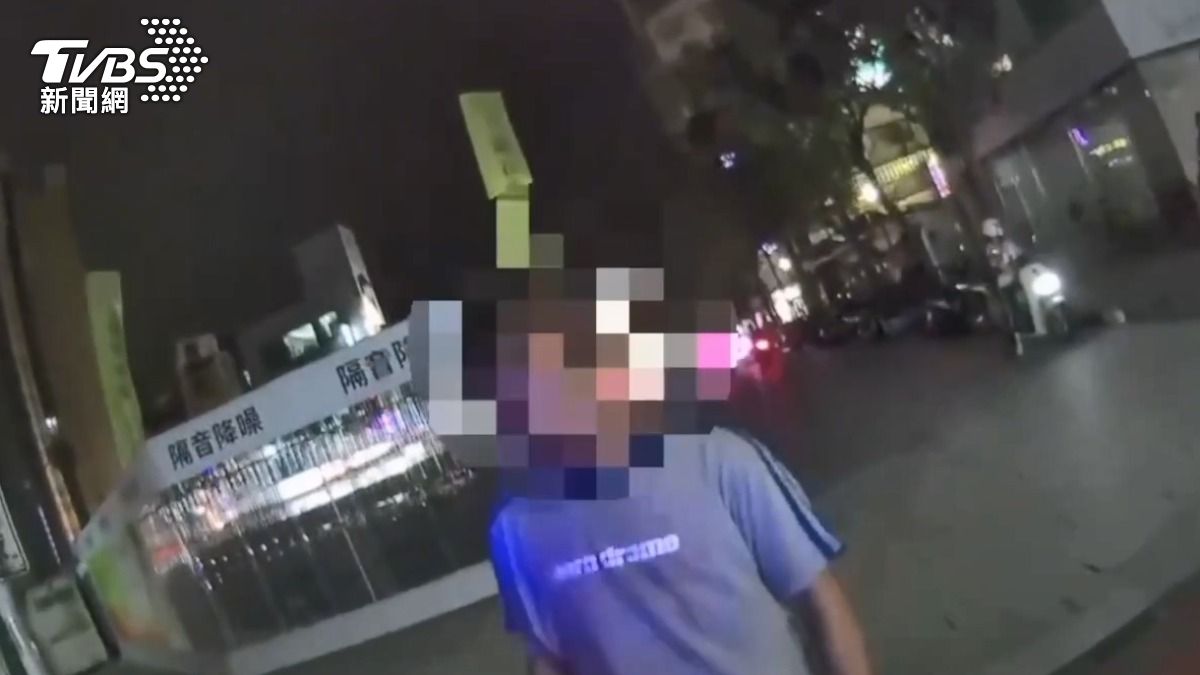 男子穿梭車陣、騷擾學童,勸導不聽遭9名員警保護管束。 (圖/TVBS)