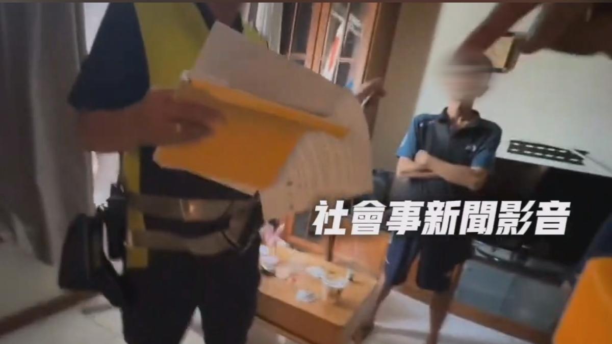 看到警方上門,洪姓男子惡人先告狀,質疑警方非法入侵(圖/翻攝社會事影音)