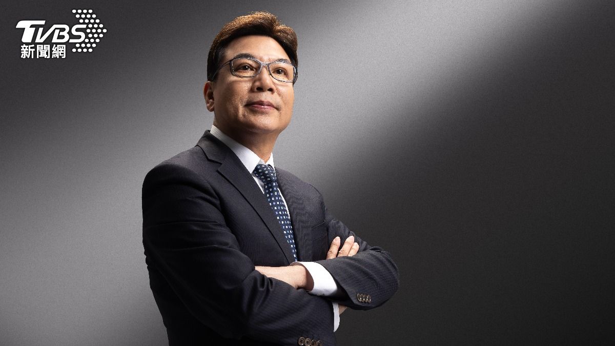 新北市副市長劉和然近日進棚拍全新形象照,正式為自己「升級定裝」。(圖/劉和然提供)