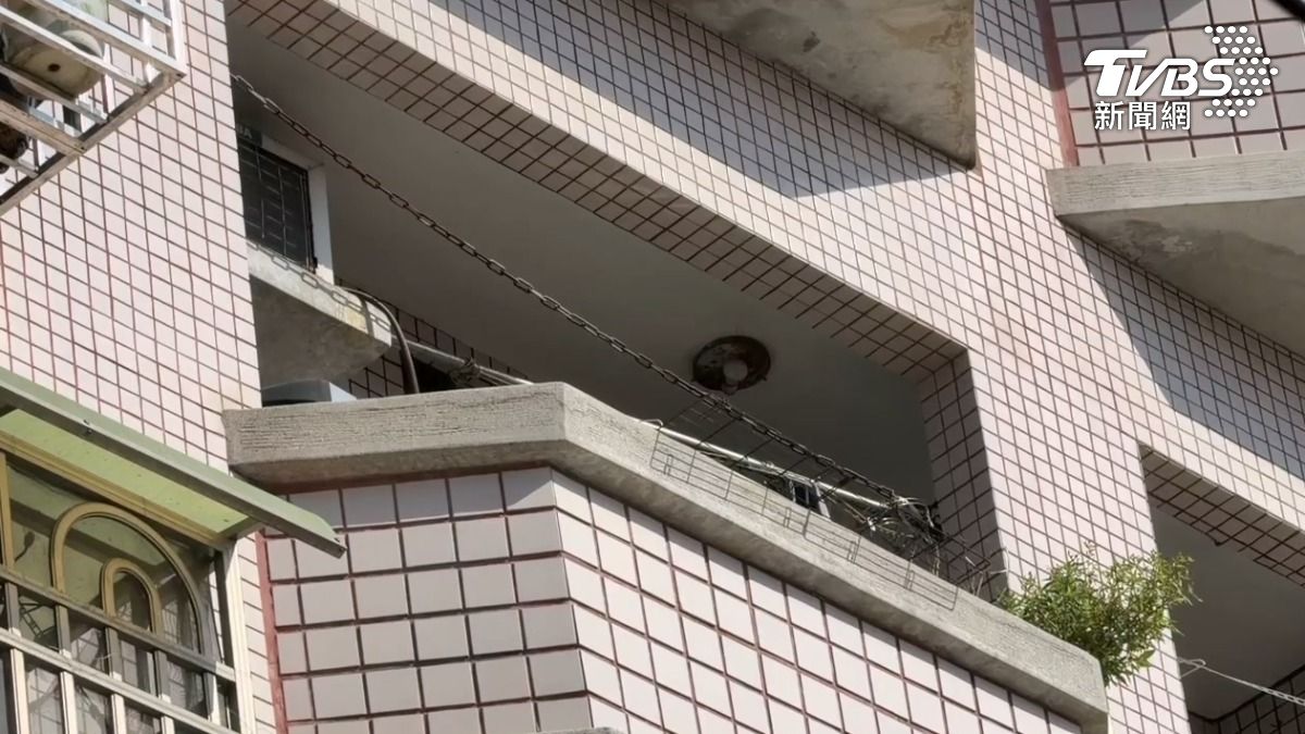 男子已經多次違反保護令,這次除了被警方帶走,他的父親擔心再被騷擾,也已經搬家,希望不再被兒子牽連(圖/TVBS)