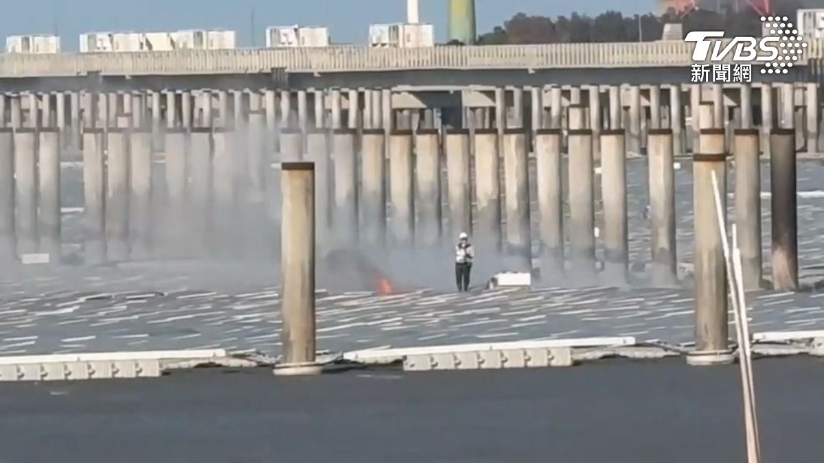 海上的太陽能板起火燃燒，當地環保人士前往查看，發現燃點還不只一處（圖／TVBS）