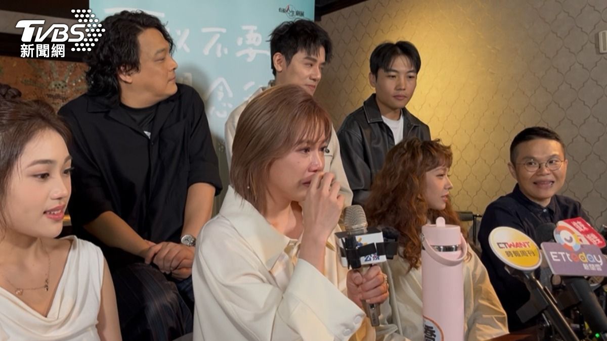 廖苡喬（前排左二）淚灑記者會。（圖／羅凌筠攝）