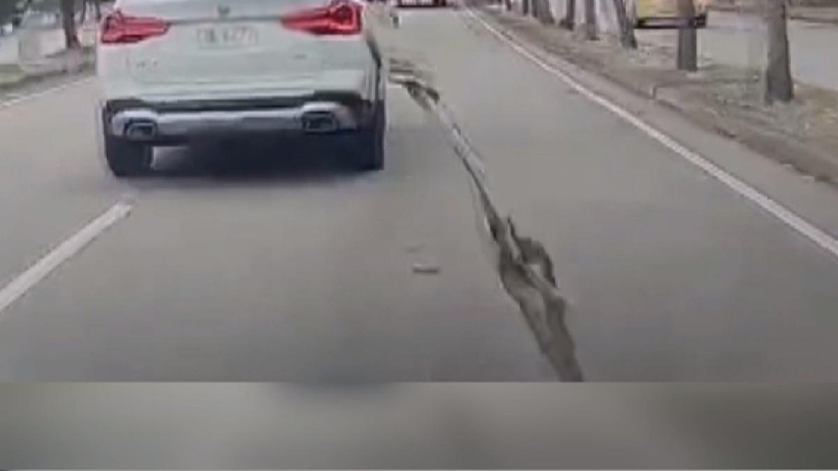「防捲入裝置欄攻擊」！前車壓到彈撞後車　駕駛腦袋一片空白險失控。(圖／民眾提供)