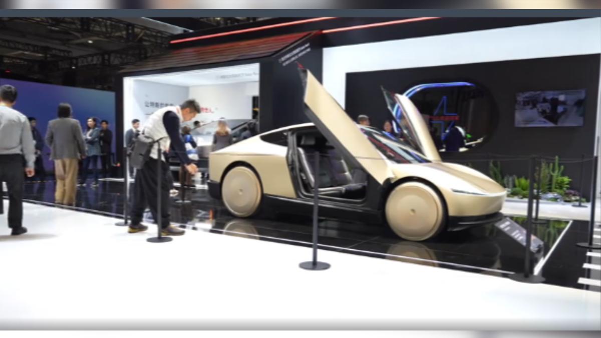 特斯拉 Cybercab無人車首度在亞太區現身,吸引大批民眾前往上海進博會預約排隊參觀。(圖/TVBS)