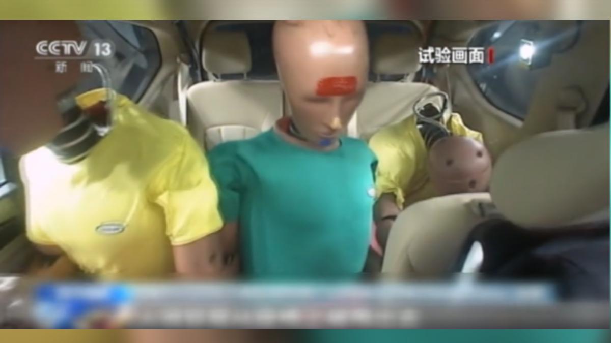 今年以來，大陸的小型客車乘客死亡事故中，後座乘客死亡人數是副駕乘客的 2.67 倍，其中後座乘客安全帶配戴率僅有18.8%。（圖／大陸央視）