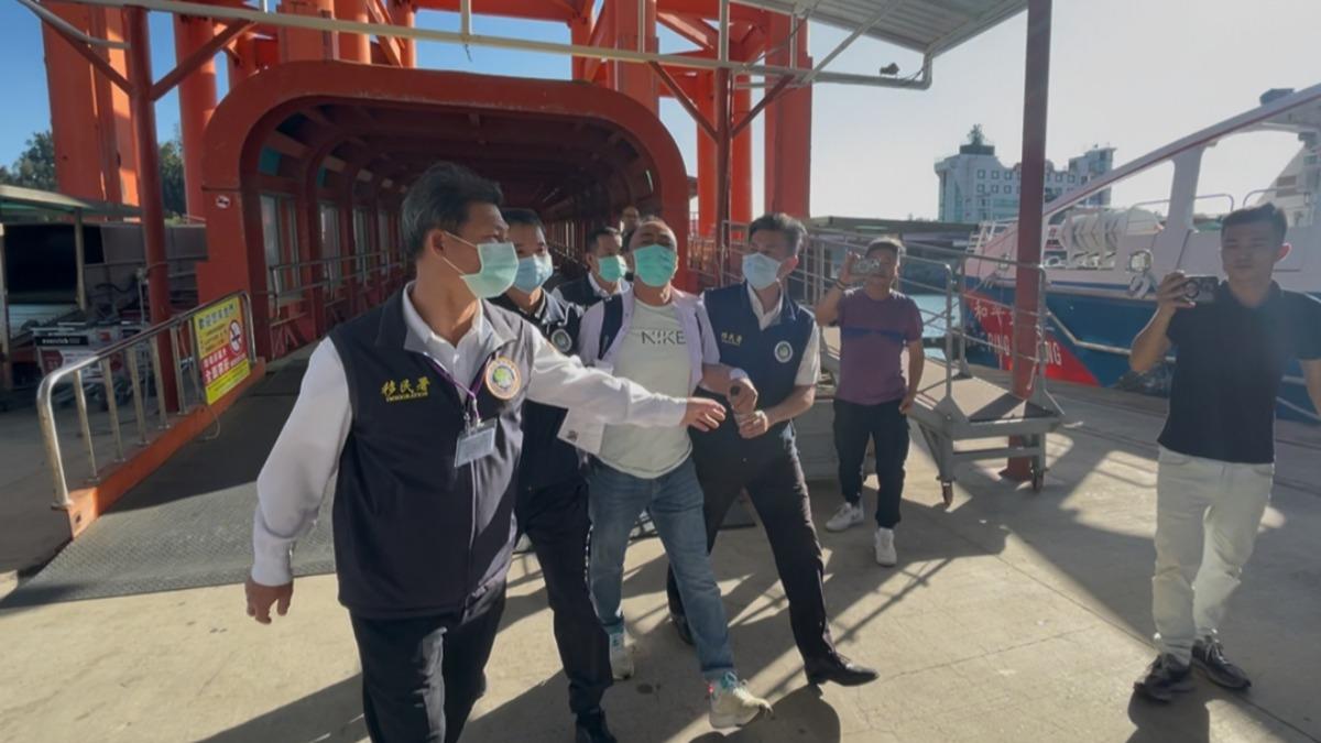 陸籍盧男在金門縣政府發「統一台灣」字樣傳單,下午遭遣返出境。(圖/民眾提供)
