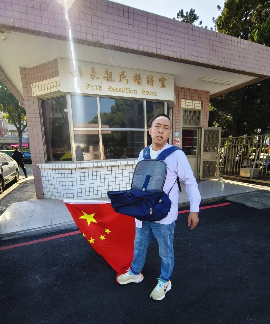 陸籍盧男今天上午也在金門縣政府揮五星旗。(圖/民眾提供)
