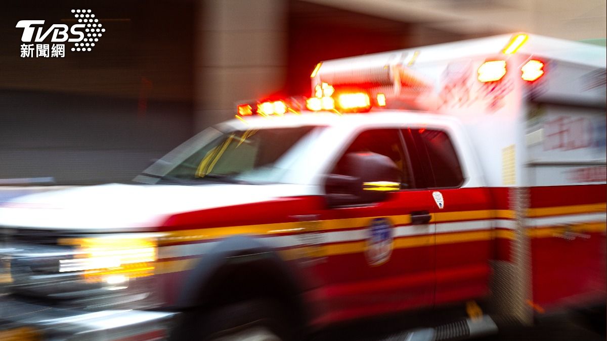 美國紐約貨車爆炸,造成7名消防員受傷,送醫示意圖。(圖/Shutterstock達志影像)