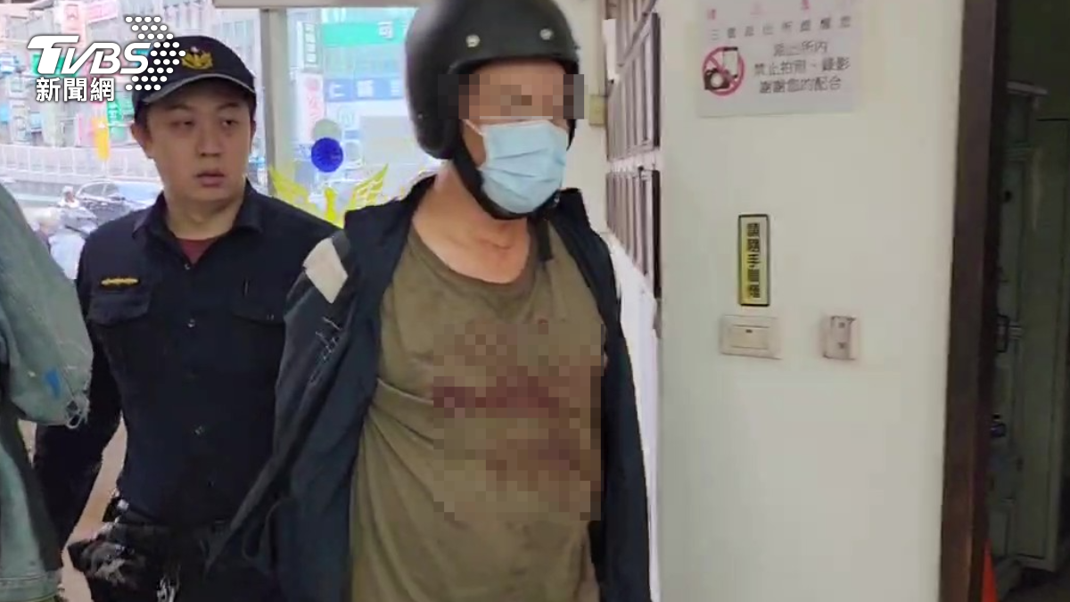 殺姊兇嫌被逮進警局。（圖／TVBS）