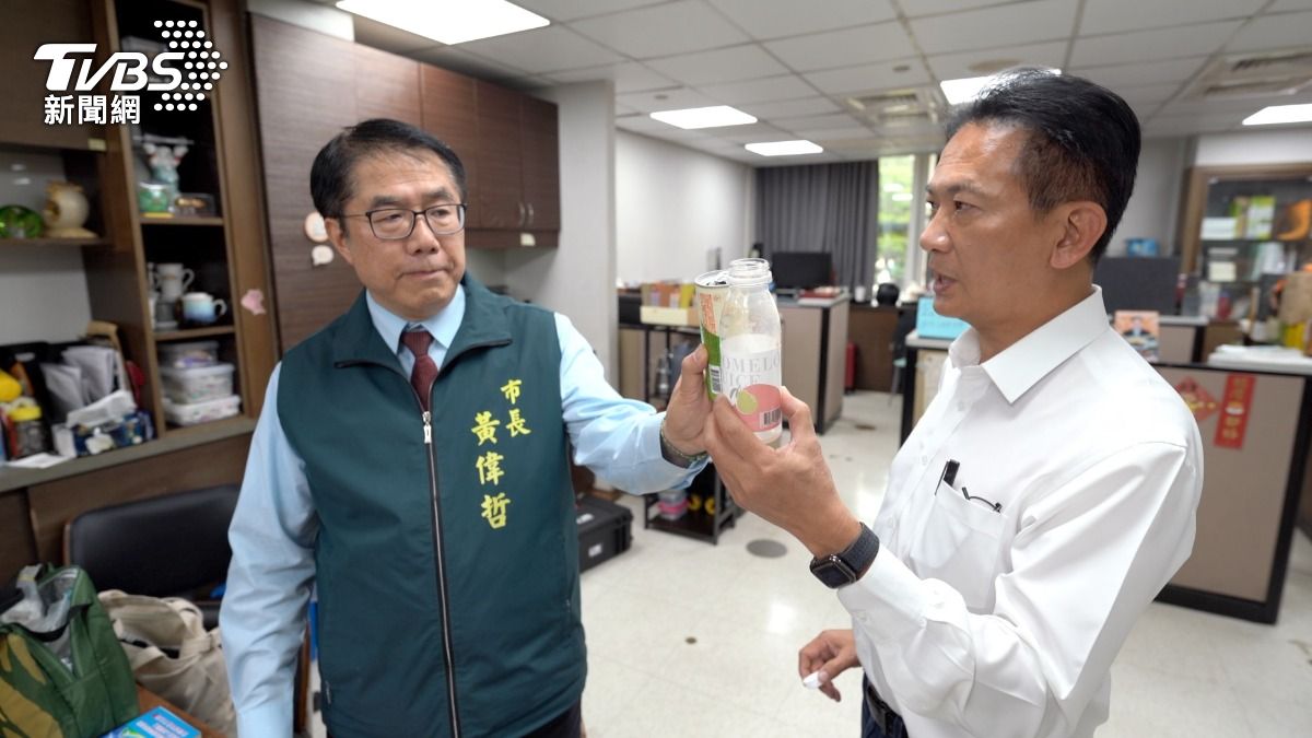 黃偉哲冰箱裡的紅、白柚汁—他宴客專用。（圖／柯勝雄攝）