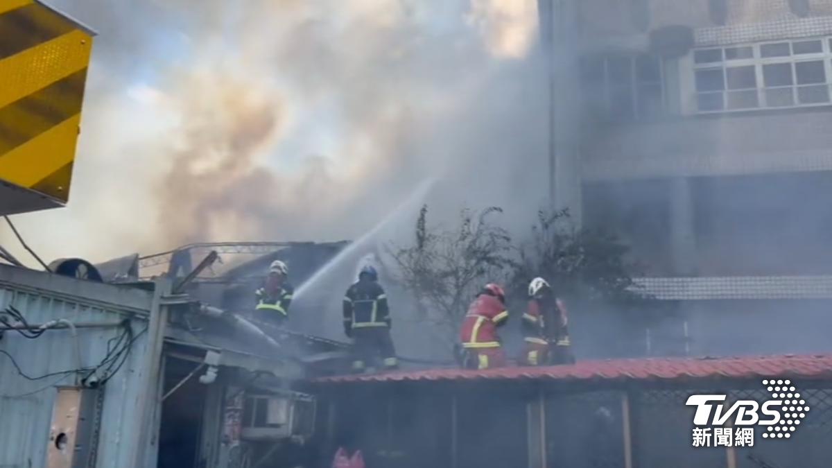 樹林造船工廠大火,延燒到一旁成衣工廠,隔壁的柑園國小也受波及緊急撤離停課。(圖/TVBS)