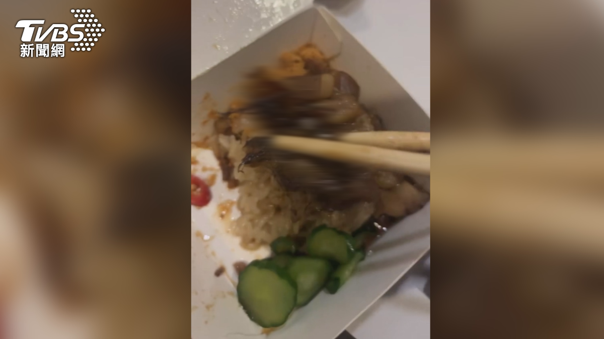 民眾透過外送平台,點了一間餐飲店的米糕,結果吃到一半,才發現有一隻超大小強,讓他飽受驚嚇(圖/翻攝 爆料公社)